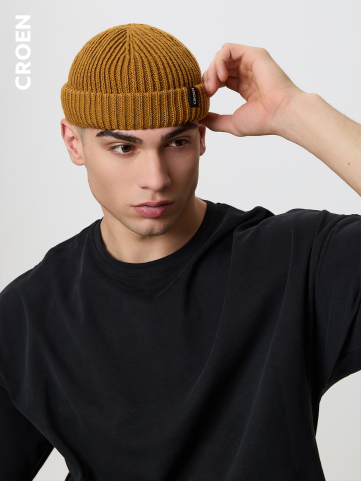 Горчичная короткая шапка бини на весну-осень мужская